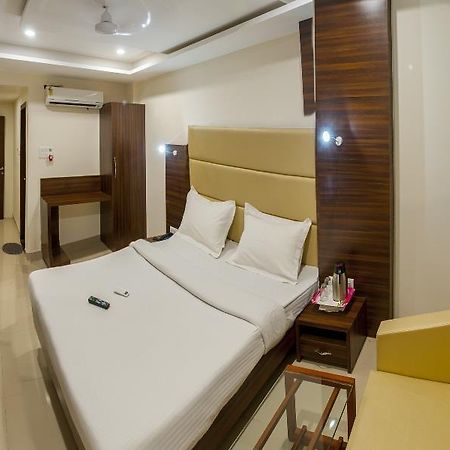 Hotel Kalpana Palace Ujjain Bagian luar foto